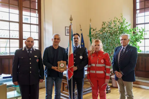 medaglia della gentilezza alla polizia locale