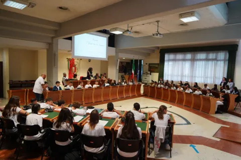 Nella sala del Consiglio comunale gli studenti di Miramare hanno animato l’evento conclusivo del percorso "I Giusti tra le Nazioni"