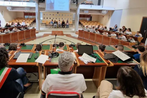 Nella sala del Consiglio comunale gli studenti di Miramare hanno animato l’evento conclusivo del percorso "I Giusti tra le Nazioni"
