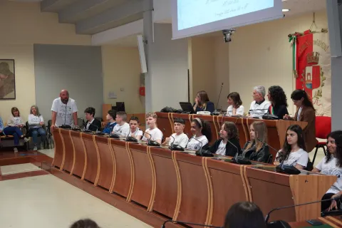 Nella sala del Consiglio comunale gli studenti di Miramare hanno animato l’evento conclusivo del percorso "I Giusti tra le Nazioni"