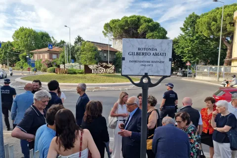 inagurazione rotonda a Gilberto Amati