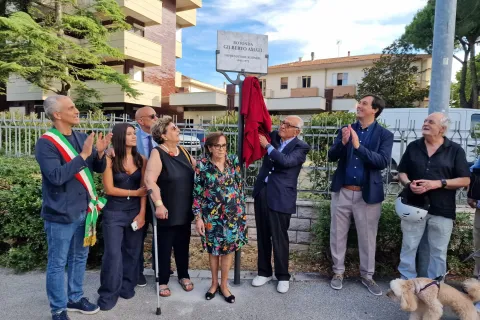 inagurazione rotonda a Gilberto Amati