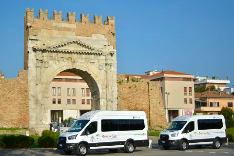 La Romagnola cooperativa sociale Rimini - foto mezzi Arco Augusto.jpg