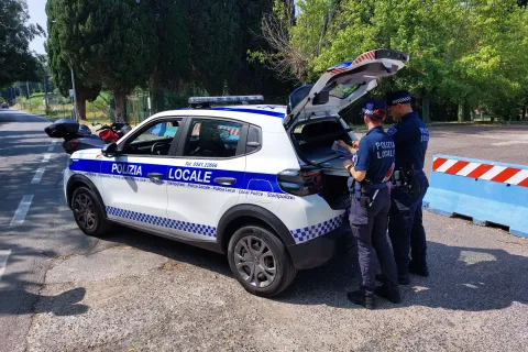 posto di controllo con nuovo mezzo della PL.JPG