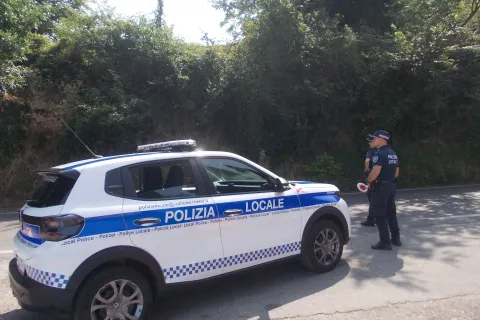 posto di controllo con nuovo mezzo della PL.JPG