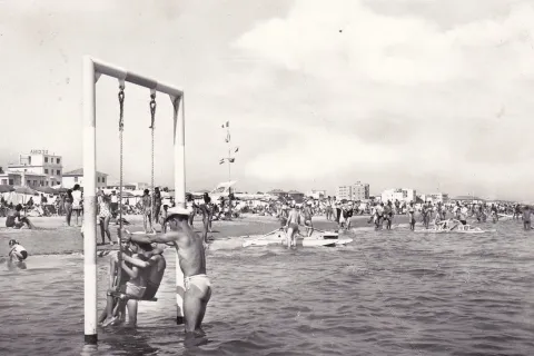 altalena in riva al mare