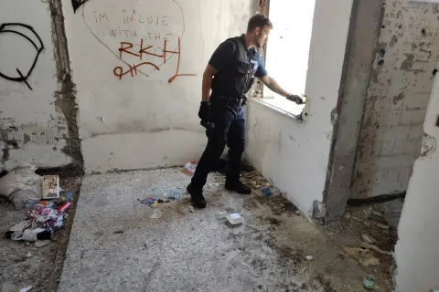 blitz polizia locale in struttura trasformata in rifugio