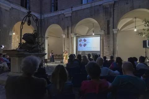 Venerdì 25 luglio per Voci allo specchio,