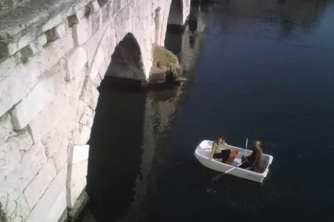 ponte di tiberio in barca