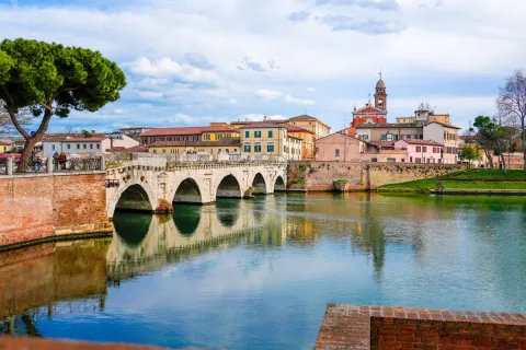 Piazza sull'acqua e Ponte di Tiberio