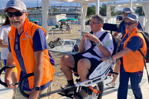  Spiaggia libera tutti lancia “Cammina con noi”, visite guidate in Joelette