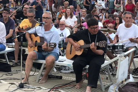 spiaggia libera tutti, 100 guitar