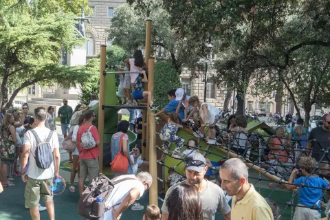 Nuova area giochi Piazza Ferrari