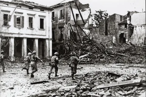 LIBERAZIONE RIMINI SOLDATI GRECI IN CITTA'