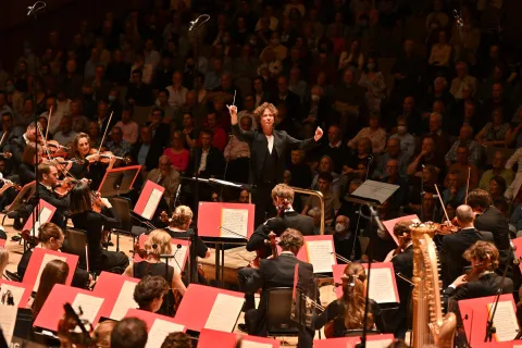 Santtu-Matias Rouvali_Philharmonia Orchestra 4 credit Mark Allan