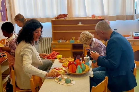 bellini e sadegholvaad in una delle scuole di infanzia visitate questa mattina