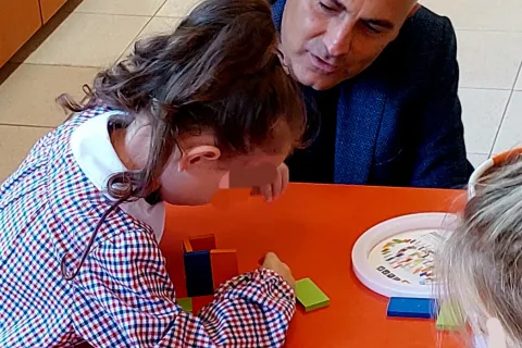 il sindaco sadegholvaad in un momento della visita alle scuole di infanzia