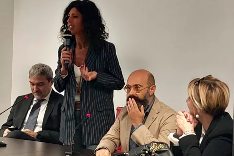 intitolazione liceo linguistico es giulietta masina il saluto della vicesindaca bellini, tra il provveditore Foti e giuliano zamagni 