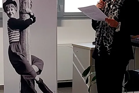 intitolazione liceo linguistico es giulietta masina la dirigente fantinato con la foto della ma