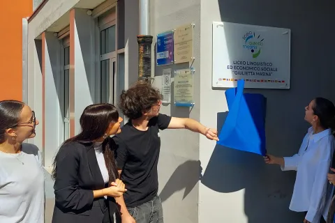 intitolazione liceo linguistico es giulietta masina lo scoprimento della targa