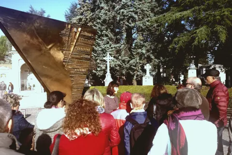 Arte e storia nella città del silenzio_Monumento a Fellini_A.Pomodoro