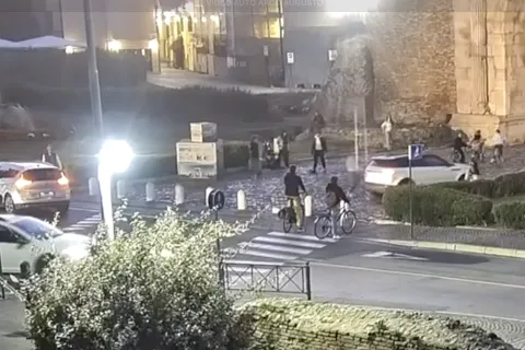 FOTO AUTO IN ZTL ARCO AUGUSTO