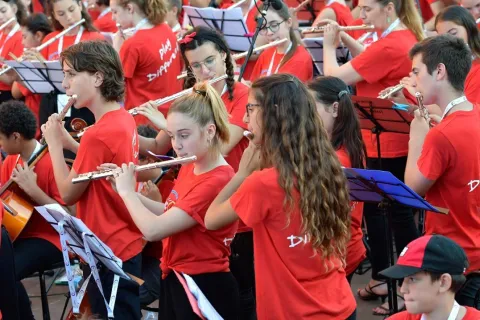 Orchestra Cemy play different