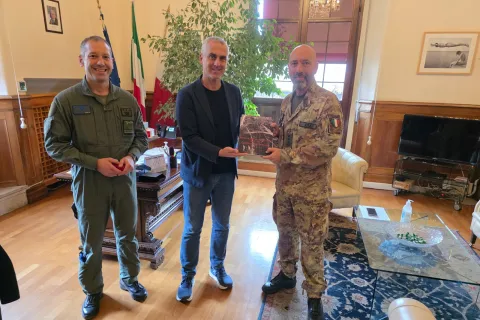 Sindaco con Comandanti 7° Reggimento AVES Vega.jpeg