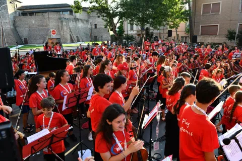 orchestra play different