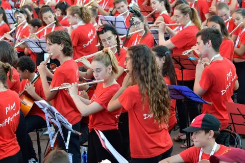 orchestra play different