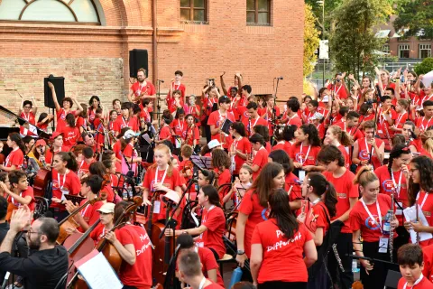 orchestra play different