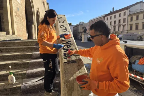 rimozione scritta scala tra Palazzo del Podestà