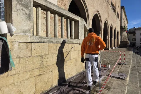 rimozione scritta scala tra Palazzo del Podestà