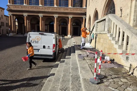 rimozione scritta scala tra Palazzo del Podestà