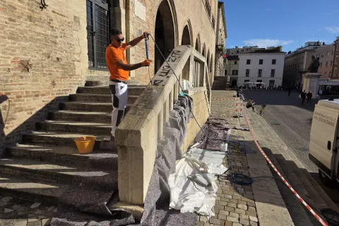 rimozione scritta scala tra Palazzo del Podestà