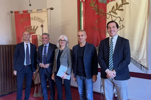 Conferenza stampa senza mezze misure