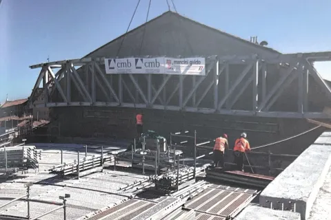 Collocazione in opera della trave in acciaio per la copertura del Teatro Galli realizzata dalla MG Mancini