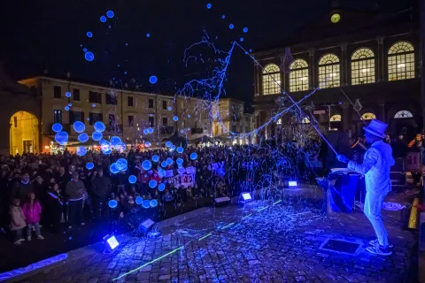 Rimini illumina il Natale con le luci dedicate a ‘È per te’ 2025