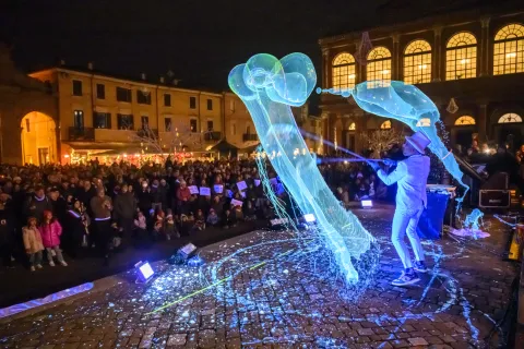Rimini illumina il Natale con le luci dedicate a ‘È per te’ 2025