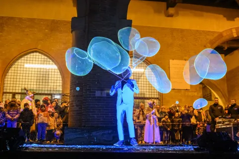 Rimini illumina il Natale con le luci dedicate a ‘È per te’ 2025