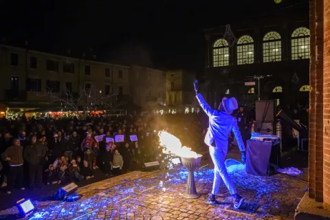 Rimini illumina il Natale con le luci dedicate a ‘È per te’ 2025