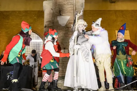 Rimini illumina il Natale con le luci dedicate a ‘È per te’ 2025
