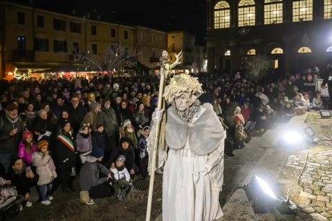 Rimini illumina il Natale con le luci dedicate a ‘È per te’ 2025