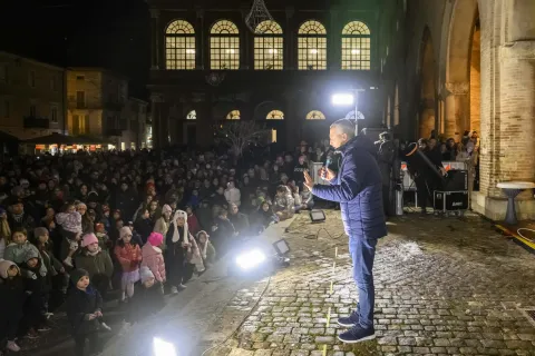 Rimini illumina il Natale con le luci dedicate a ‘È per te’ 2025