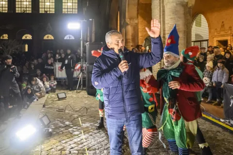 Rimini illumina il Natale con le luci dedicate a ‘È per te’ 2025