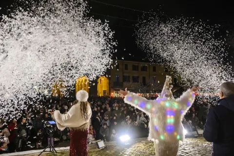 Rimini illumina il Natale con le luci dedicate a ‘È per te’ 2025
