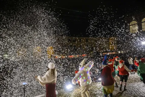 Rimini illumina il Natale con le luci dedicate a ‘È per te’ 2025