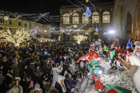 Rimini illumina il Natale con le luci dedicate a ‘È per te’ 2025