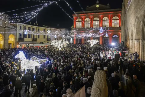 Rimini illumina il Natale con le luci dedicate a ‘È per te’ 2025