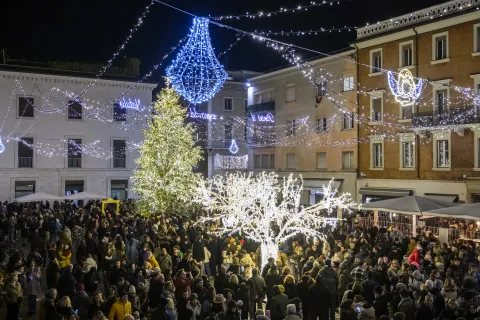 Rimini illumina il Natale con le luci dedicate a ‘È per te’ 2025